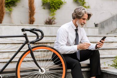 Formalite içinde yakışıklı bir iş adamı.