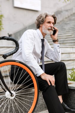 Formalite içinde yakışıklı bir iş adamı.