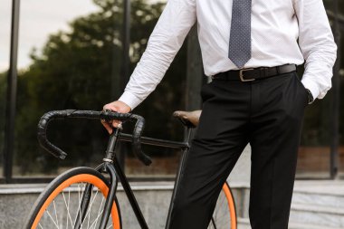 Yakışıklı, kendine güvenen, sakallı, takım elbiseli adam.