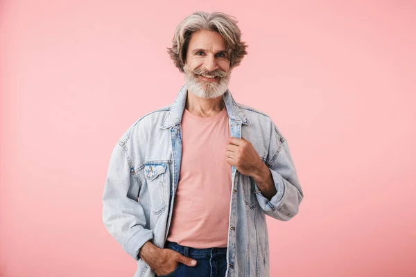 Portret van een blanke oude man met een grijze baard die glimlacht en naar de camera kijkt — Stockfoto