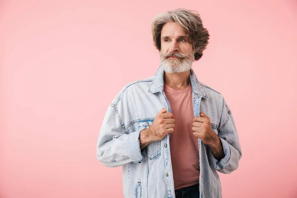 Retrato de um velho homem sério com barba cinzenta e olhando para o espaço de cópia — Fotografia de Stock