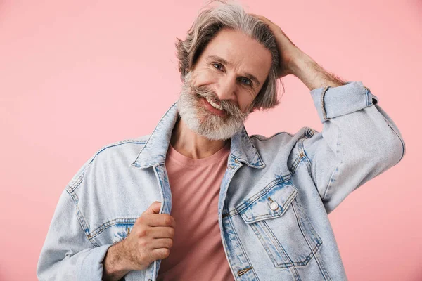 Ritratto di bell'uomo anziano con la barba grigia che sorride e guarda la macchina fotografica — Foto Stock