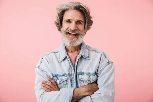 Ritratto di bel vecchio con barba grigia che ride e si tiene le mani incrociate — Foto Stock