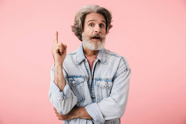 Portret van een verraste oude man met grijze baard wijzende vinger naar boven naar copyspace — Stockfoto