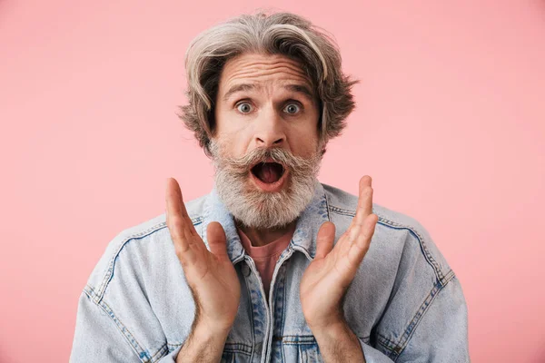 Ritratto di vecchio stupito con barba grigia che guarda la macchina fotografica con le mani che vomitano — Foto Stock