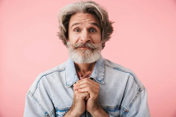 Portret van gefocuste oude man met grijze baard kijkend naar camera een — Stockfoto