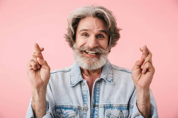 Porträt eines glücklichen alten Mannes mit grauem Bart, der lächelt und bettelt. — Stockfoto