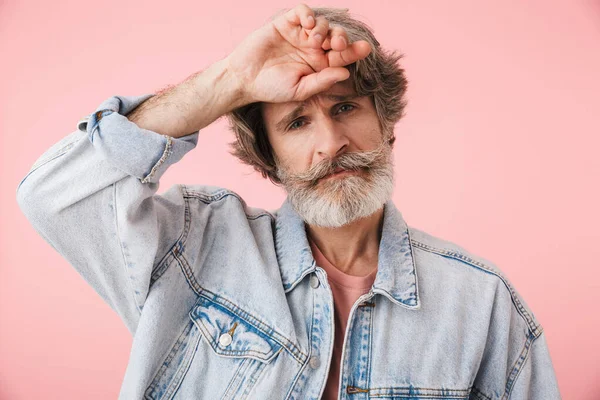 Retrato de velho desapontado com barba cinza olhando veio — Fotografia de Stock