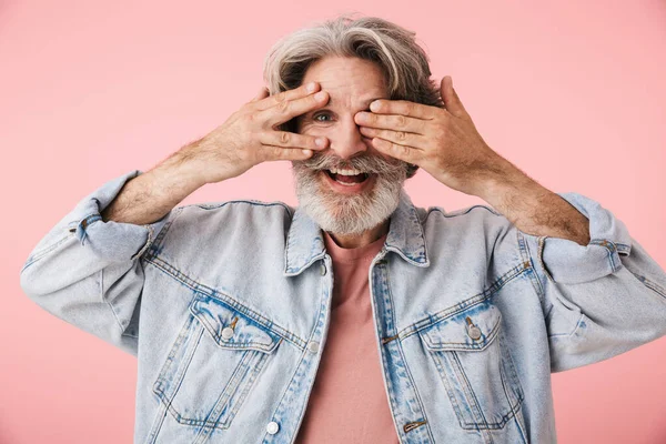 Ritratto di vecchio allegro con barba grigia sorridente e sbirciante — Foto Stock