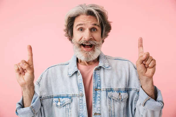 Portret van tevreden oude man met grijze baard lachend en puntig — Stockfoto