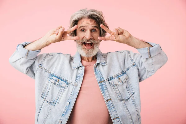 Porträt eines Mannes mittleren Alters im lässigen Outfit — Stockfoto