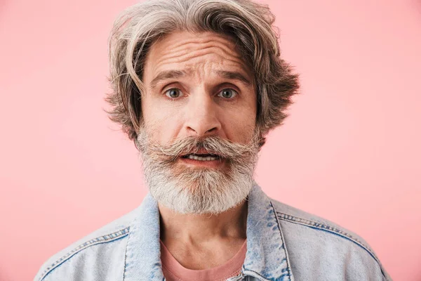 Ritratto di vecchio perplesso con barba grigia che esprime meraviglia e guarda la macchina fotografica — Foto Stock