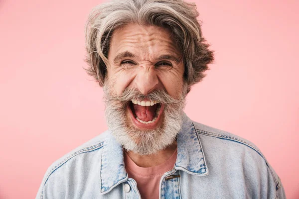 Ritratto di vecchio emotivo con barba grigia che esprime ansia e urla alla telecamera — Foto Stock