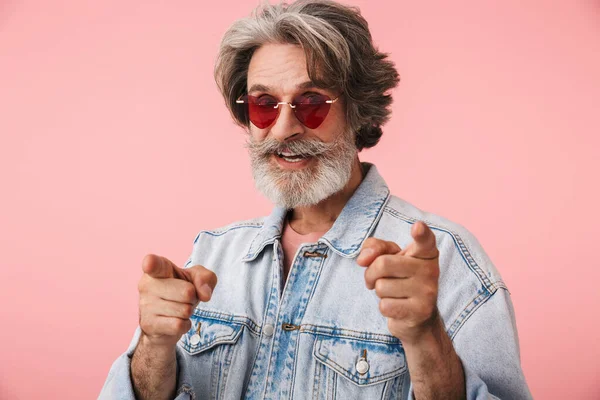Porträt eines fröhlichen alten Mannes mit grauem Bart und modischer Sonnenbrille — Stockfoto