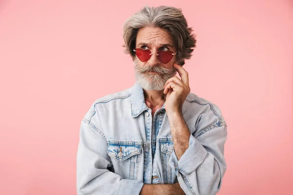 Retrato de hombre viejo confundido con barba gris usando sol de moda —  Fotos de Stock