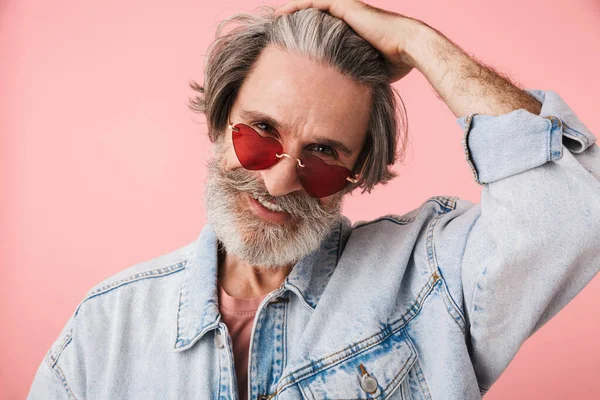 Portret van een knappe oude man met een grijze baard in de modezon — Stockfoto