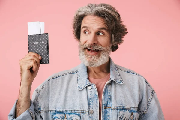 Ritratto di vecchio allegro con barba grigia che indossa jack in denim — Foto Stock