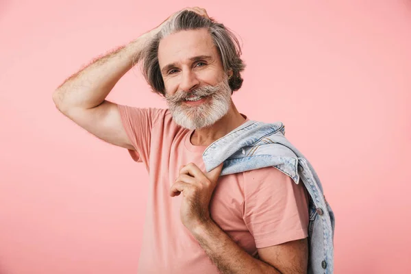 Ritratto di vecchio con barba grigia che sorride alla macchina fotografica — Foto Stock