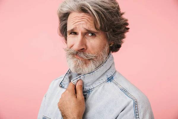 Portré bajszos öregemberről, szürke szakállal, farmerdzsekiben. — Stock Fotó