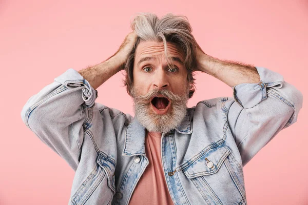 Porträt eines nervösen reifen Mannes mit grauem Bart, der nach dem Kopf greift und in die Kamera schreit — Stockfoto