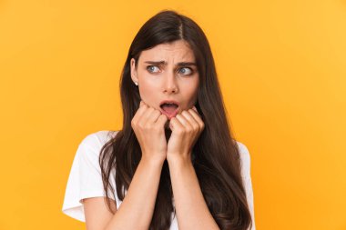 Hüsrana uğramış, uzun saçlı, esprili bir kadın imajı.