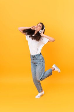 Uzun saçlı, heyecanlı esmer kadının görüntüsü, gülümsüyor.