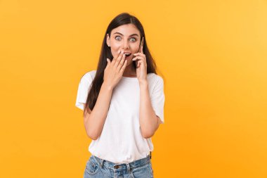 Genç esmer bir kadının basit giysiler giydiği görüntüsü...