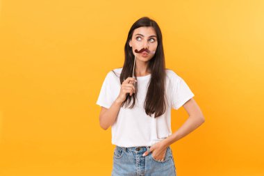 Basit kıyafetler giyen çekici esmer kadının görüntüsü.