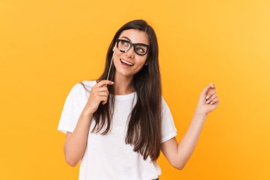 Esmer, güzel bir kadının basit kıyafetler giyip eğlendiği görüntüsü. 