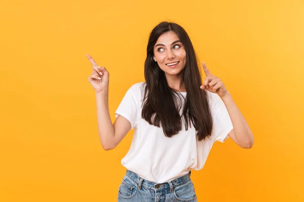 Immagine di bella donna bruna con i capelli lunghi sorridente e pointi — Foto Stock