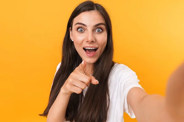 Imagem de mulher morena positiva com cabelo longo apontando dedo — Fotografia de Stock