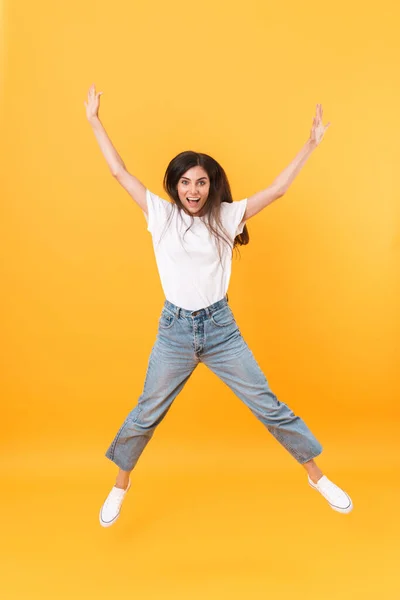 Imagen completa de la mujer morena feliz con el pelo largo sonriendo —  Fotos de Stock