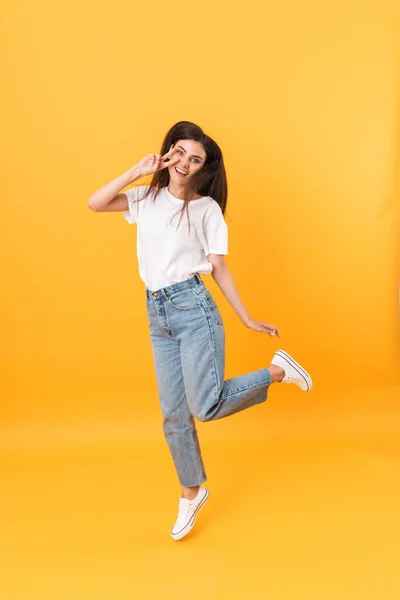 Imagen completa de mujer morena caucásica con el pelo largo smi —  Fotos de Stock