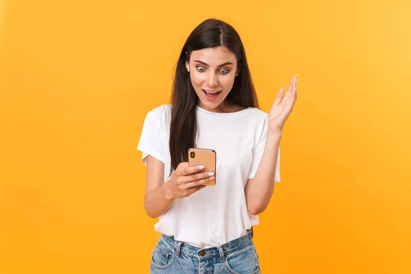 Immagine di una donna bruna sorpresa che indossa vestiti di base gioire — Foto Stock