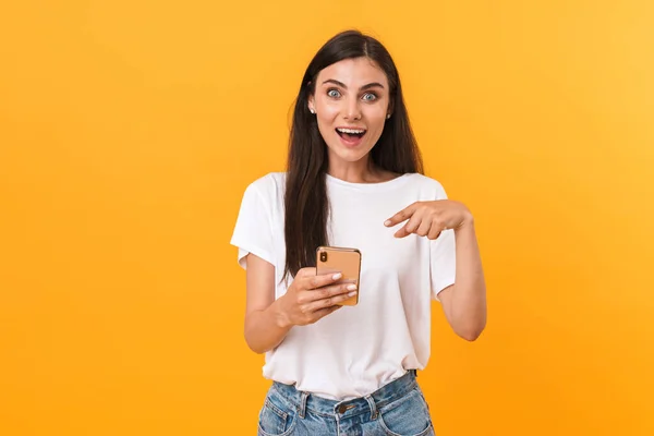 Imagem de mulher morena positiva vestindo roupas básicas se alegrando — Fotografia de Stock