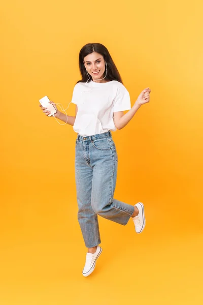 Imagen de larga duración de la bonita mujer morena con el pelo largo smilin —  Fotos de Stock