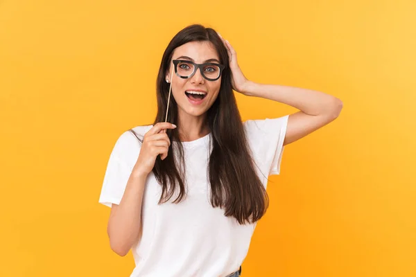 Imagen de mujer morena caucásica usando ropa básica teniendo f — Foto de Stock