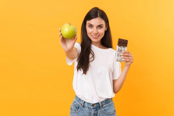 Immagine di bella donna bruna che indossa vestiti di base sorridente whi — Foto Stock