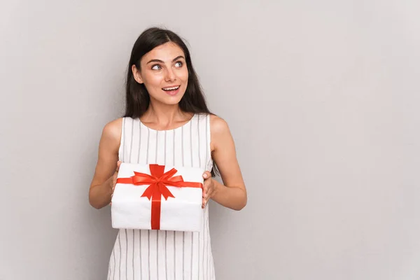 Imagem de mulher morena encantadora vestindo vestido sorridente e holdi — Fotografia de Stock