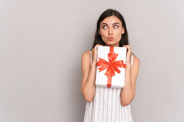 Immagine di attraente donna bruna che indossa vestito pensando mentre — Foto Stock