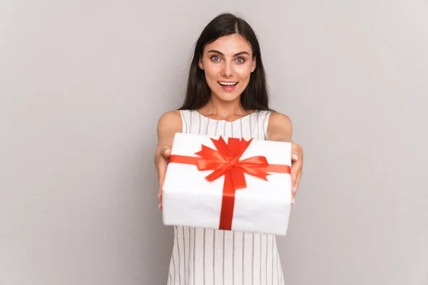 Imagem da mulher morena feliz vestindo vestido sorrindo e segurando — Fotografia de Stock