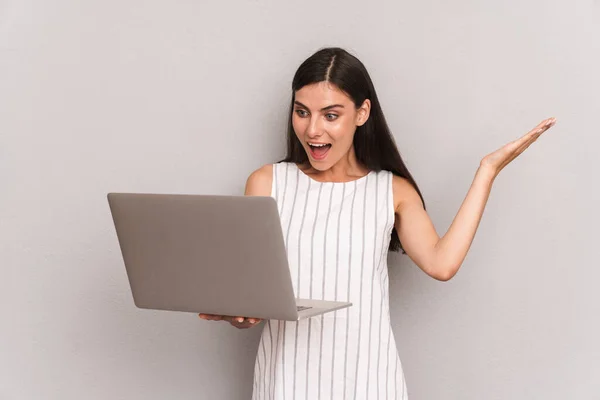 Imagem de mulher morena emocional vestindo vestido sorrindo enquanto ho — Fotografia de Stock