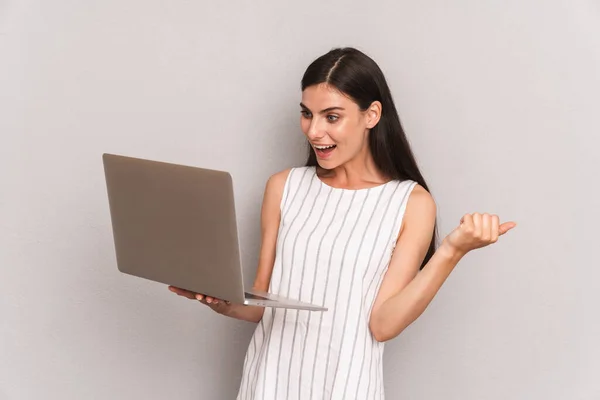 Imagem de mulher morena caucasiana vestindo vestido regozijando enquanto — Fotografia de Stock