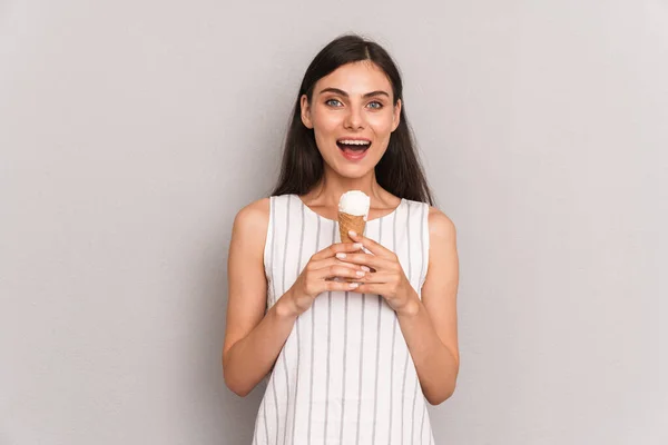 Imagen de mujer morena feliz vistiendo vestido sonriendo mientras sostiene — Foto de Stock