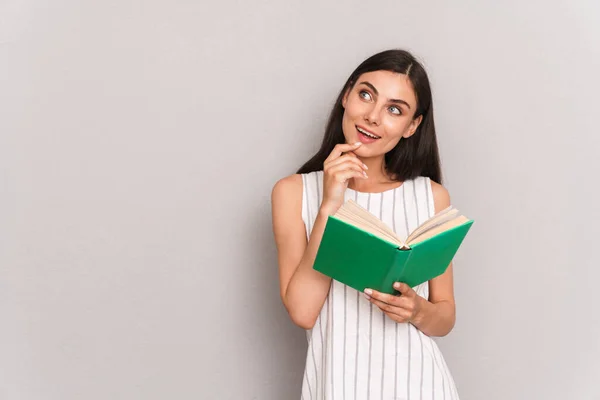 Imagen de mujer morena bonita usando vestido sonriente y mirando —  Fotos de Stock