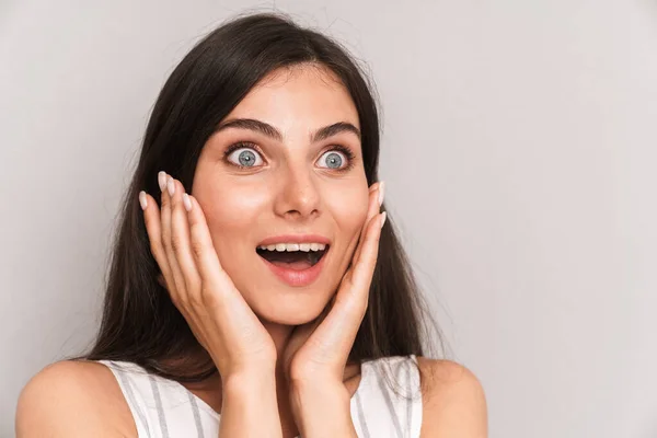 Imagen de primer plano de mujer caucásica con el pelo largo y oscuro expresando — Foto de Stock