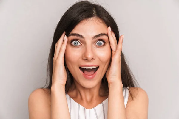 Immagine primo piano di donna allegra con lunghi capelli scuri che esprime s — Foto Stock