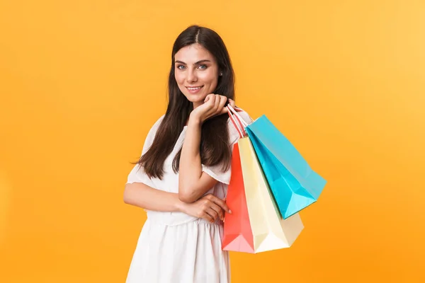 Portré a bolti barna nő visel ruhát mosolygós, miközben — Stock Fotó