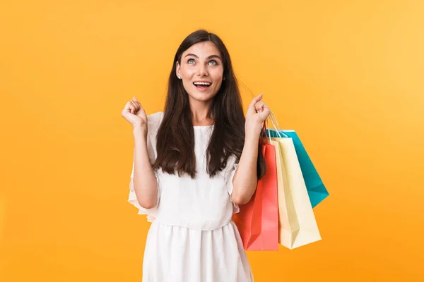 Retrato de mulher shopaholic feliz vestindo vestido olhando para cópia — Fotografia de Stock