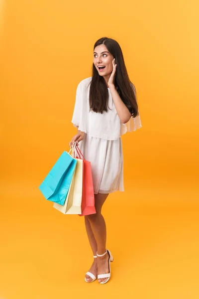 Porträtt av vacker shopaholic kvinna bär klänning leende whi — Stockfoto